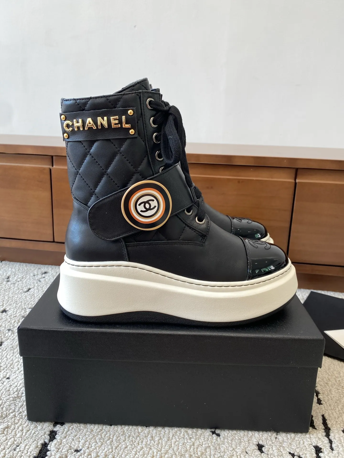 👟👟Ex-factory price 760👟👟 CHANEL 2025s autumn and winter series thick-soled short boots, made of imported cowhide, with an additional height of 5cm to show leg length. The boots follow Chanel's classic rhombus pattern, and add this year's popular sun buckle. Xiao Meimei likes it especially. This is Chanel's hot style for autumn and winter this year. With the traditional inner zipper, it is easy to put on the feet and super comfortable. It is a must-have for this autumn and winter. Upper material: imported cowhide with rhombus microfiber, washed denim ❤︎ Consistently authentic ❤︎ Outsole: original Italian TPU foam outsole Number of yards: 35-40 (Customized size 40 is non-refundable and non-exchangeable) Buy now 👉 Buy now 👉 Buy now 👉 Buy now 👉